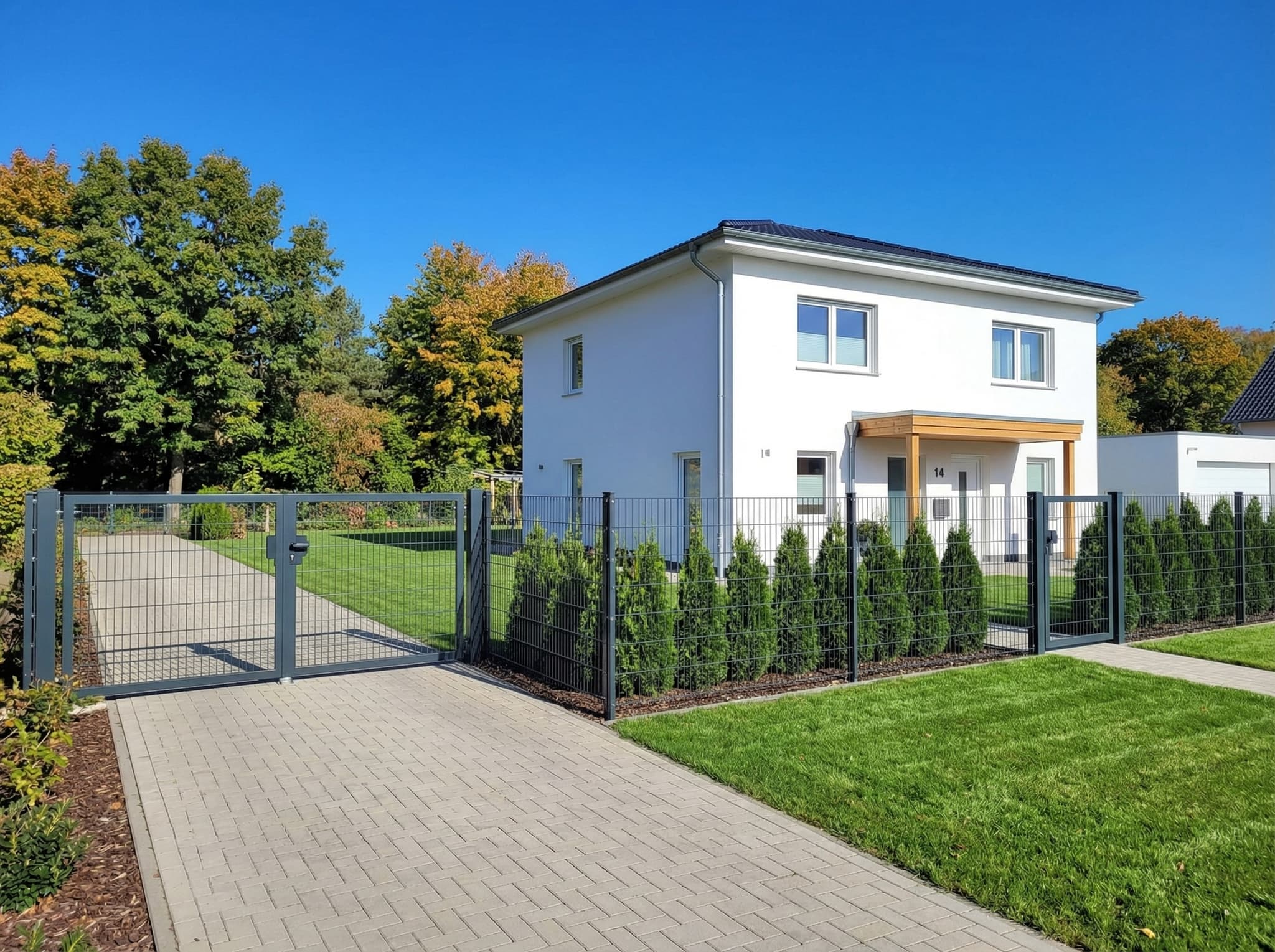 Ogrodzenie panelowe antracyt z podwójną bramą wjazdową przy nowoczesnym domu